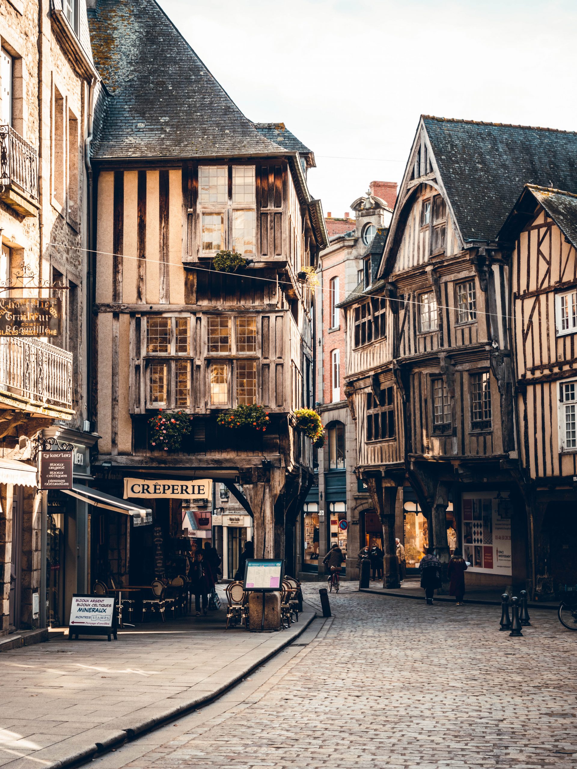 Une escapade au coeur des maisons à colombages dans la ruelle de Dinan. La vieille ville est un mélange unique de rues étroites et de vielles bâtisses.