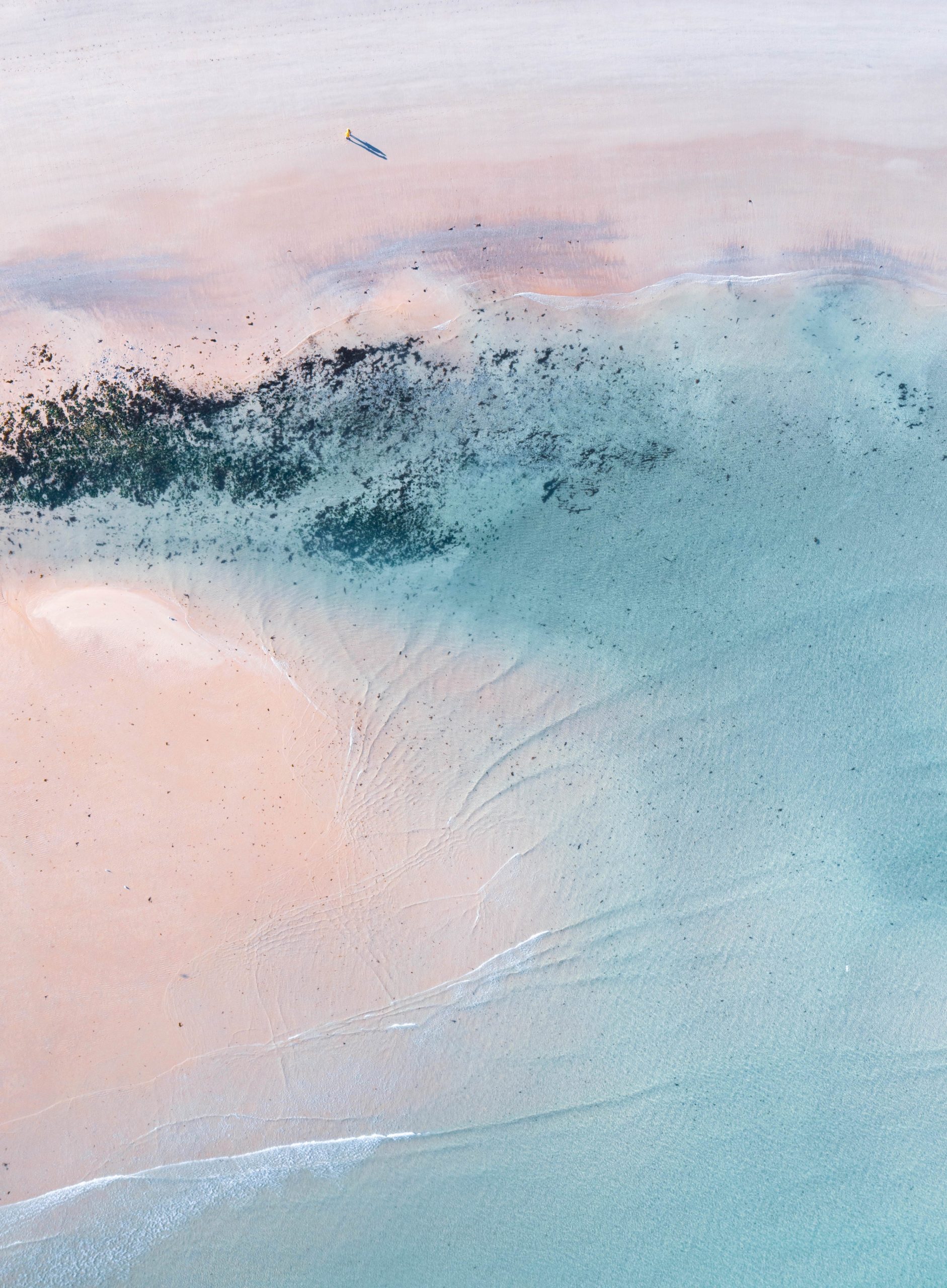 Une vue panoramique la côte rosée ou la plage de Sables-d'Or-Les-Pins en Bretagne à l'ouest de la France. On se sent seuls au monde.