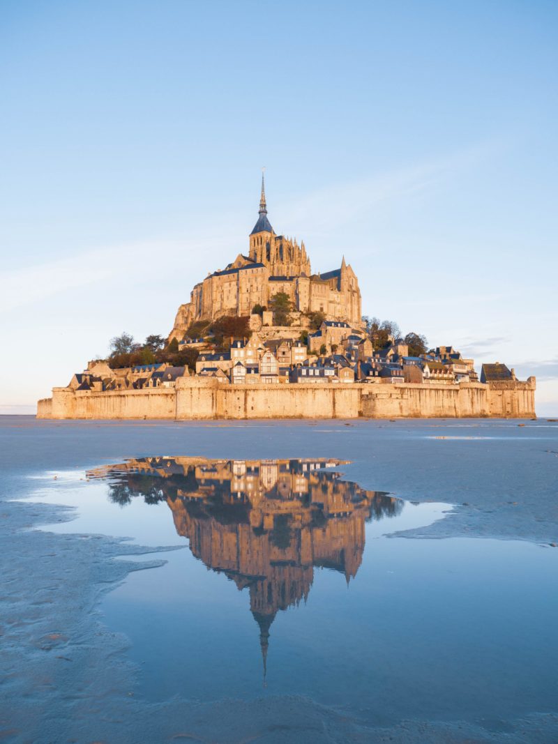 La plus belle photographie du Mont-Saint-Michel capture la majestueuse de l'île ainsi que l'architecture de style gothique de l'abbaye et le village médiéval qui l'entoure.