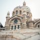 Une capture rapprochée de la cathédrale Sainte-Marie-Majeure ou La Major de Marseille, en Provence-Alpes-Côte d’Azur dans le sud de la France.