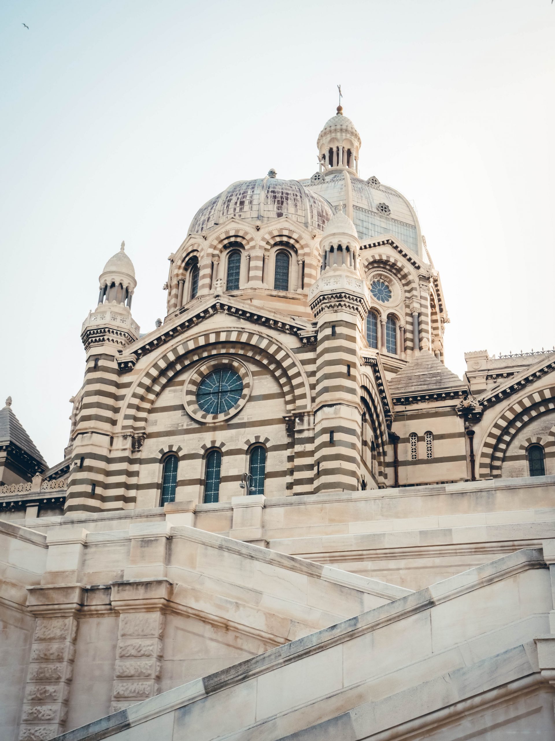 Une capture rapprochée de la cathédrale Sainte-Marie-Majeure ou La Major de Marseille, en Provence-Alpes-Côte d’Azur dans le sud de la France.